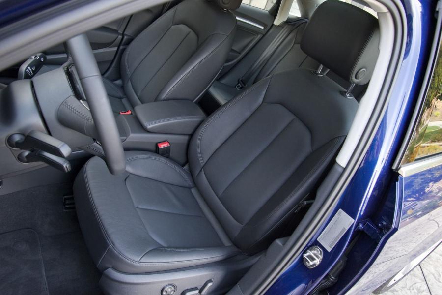 Интерьер Audi A3 Sedan 2.0T Quattro (8V) 2014 года  (NA) (фото 17 из 88)